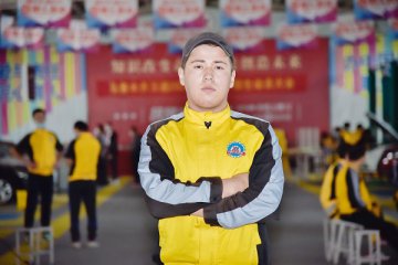 「新生故事」阿卜杜萨拉木：职业拳击手的汽修新征程