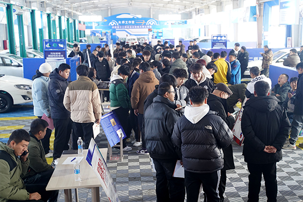企业齐聚纳才，毕业生offer拿到手软！乌鲁木齐万通春季校园招聘会圆满