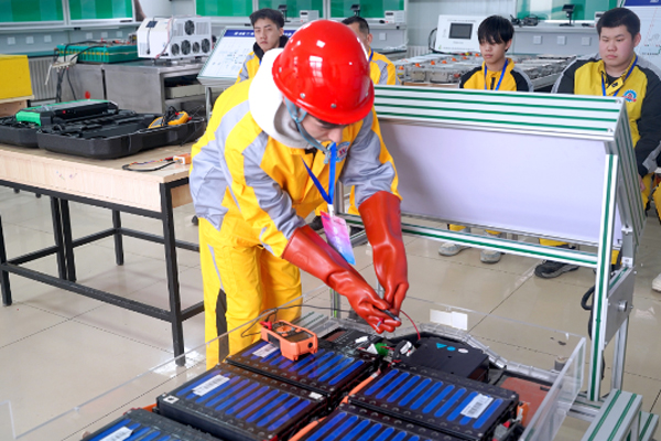 以赛砺技 筑梦未来  乌鲁木齐市万通技工学校“龙虎争霸赛——汽车类