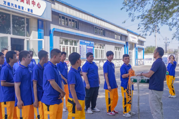 青春飞扬，携手启航！——乌鲁木齐市万通技工学校2025级新生拓展活动