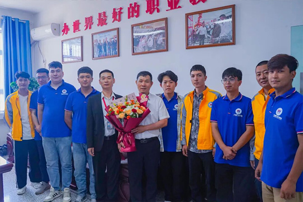 乌鲁木齐市万通技工学校教师节盛会：夏秋季师资训练营闭幕与期末表